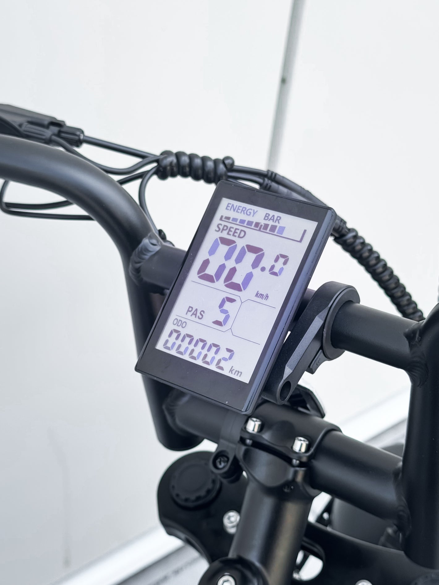 Bright LCD display for speed and mileage 